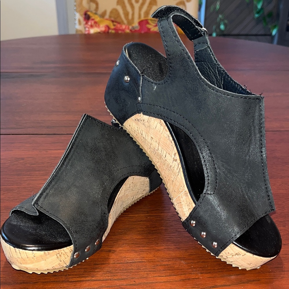 Ladies black wedges with stud detailing
Size 41  (can fit size 9)